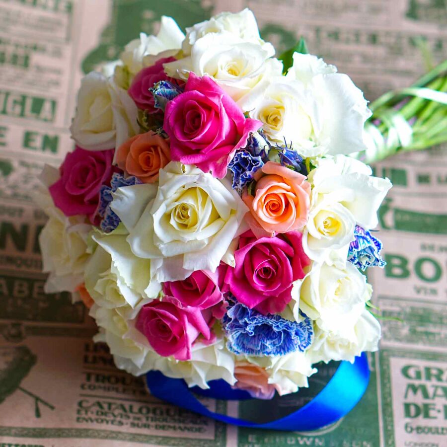 Букет невесты из роз и синих эустом