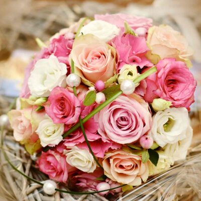 Букет невесты из роз, лизиантуса и гортензии