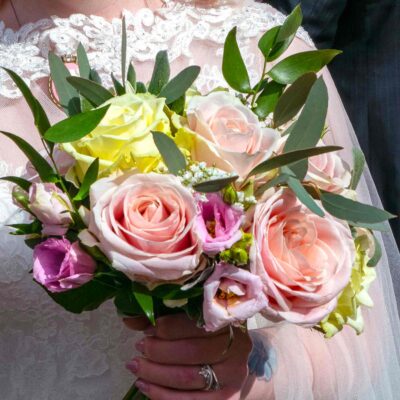 Букет невесты из роз, лизиантуса и зелени