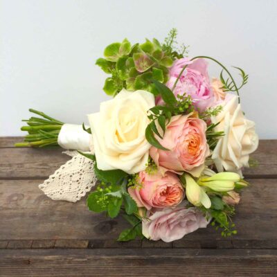Букет невесты из роз, пионов и зеленой гортензии