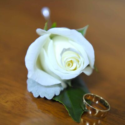 Бутоньерка из белой розы