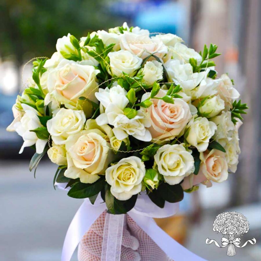 Букет невесты из белой фрезии и роз