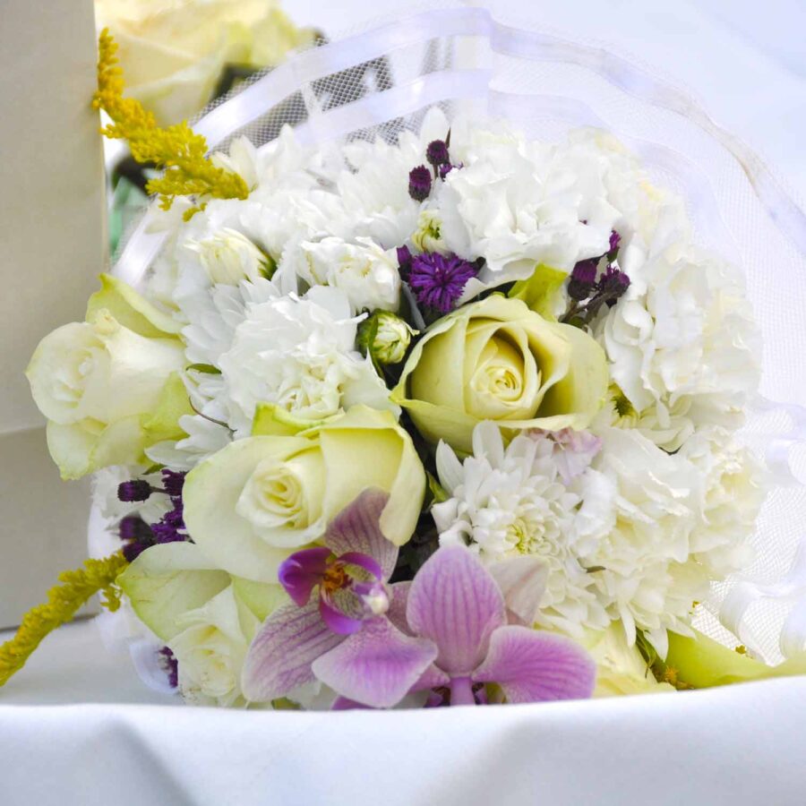 Букет невесты из белых гвоздик, роз и орхидей