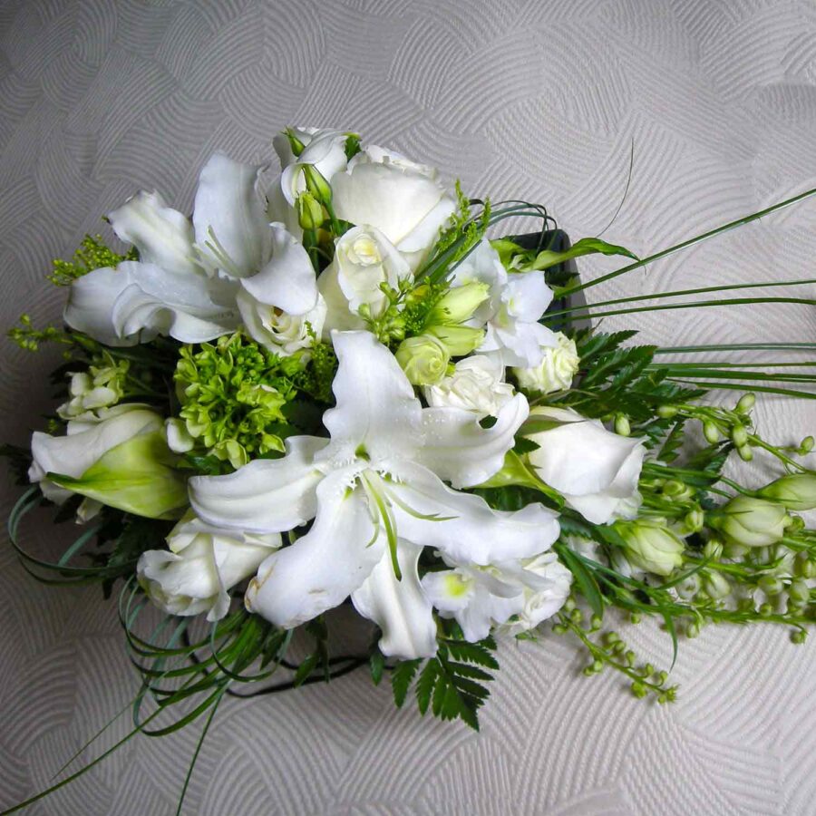 Букет невесты из белых лилий, роз и зелени