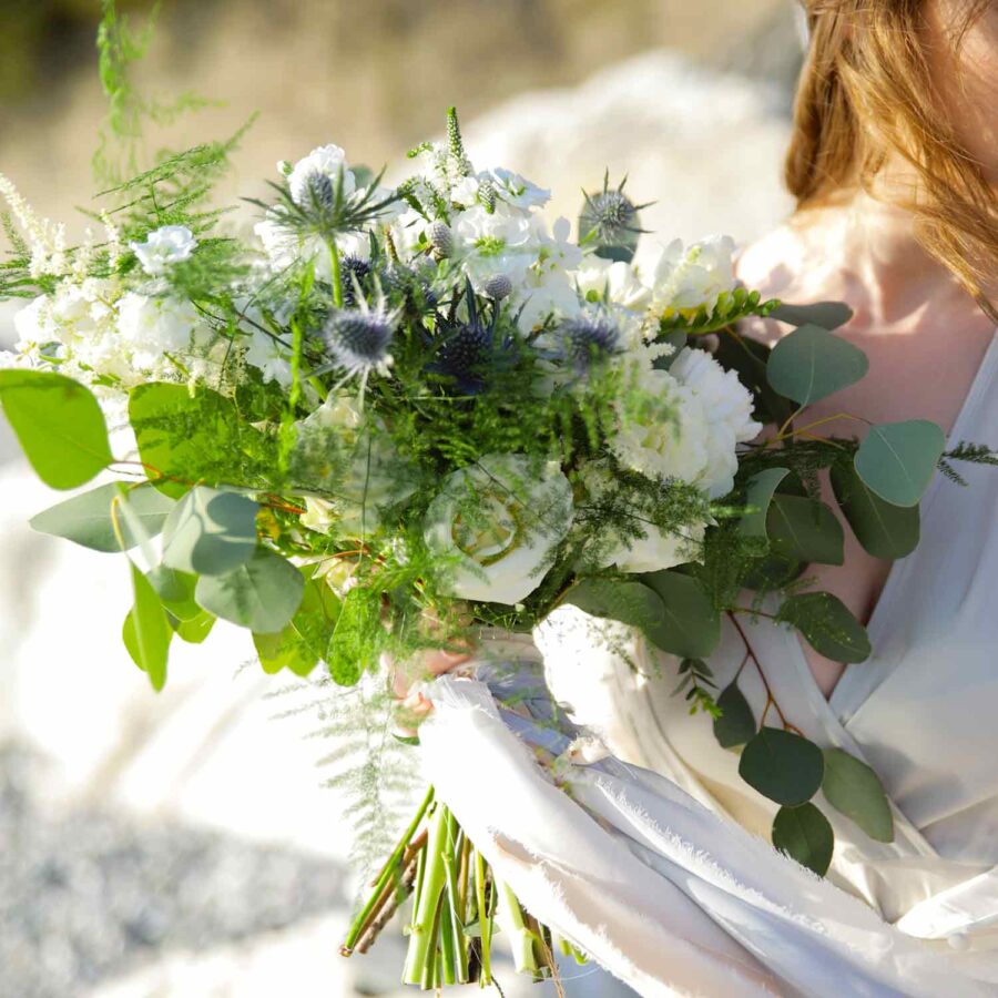 Букет невесты из белых роз, маттиолы и фрезии