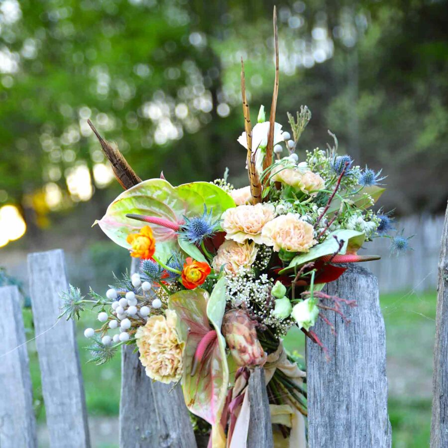 Букет невесты из гвоздик, зелени и декора