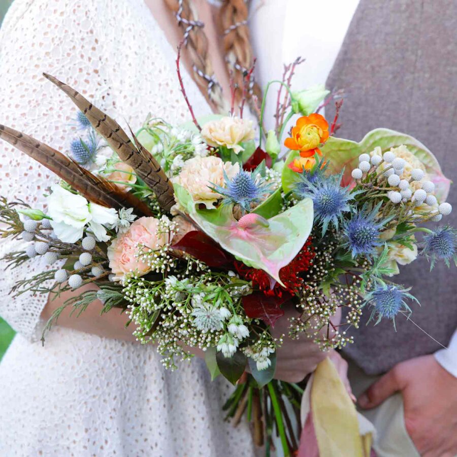 Букет невесты из гвоздик, зелени и декора