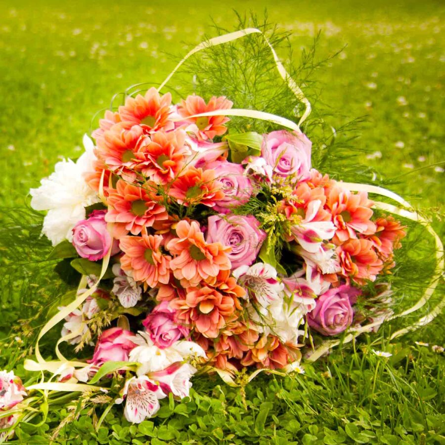 Букет невесты из хризантем, роз и альстромерий