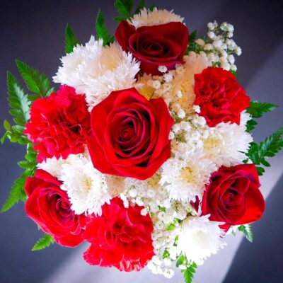 Букет невесты из красных роз, гвоздик и хризантем