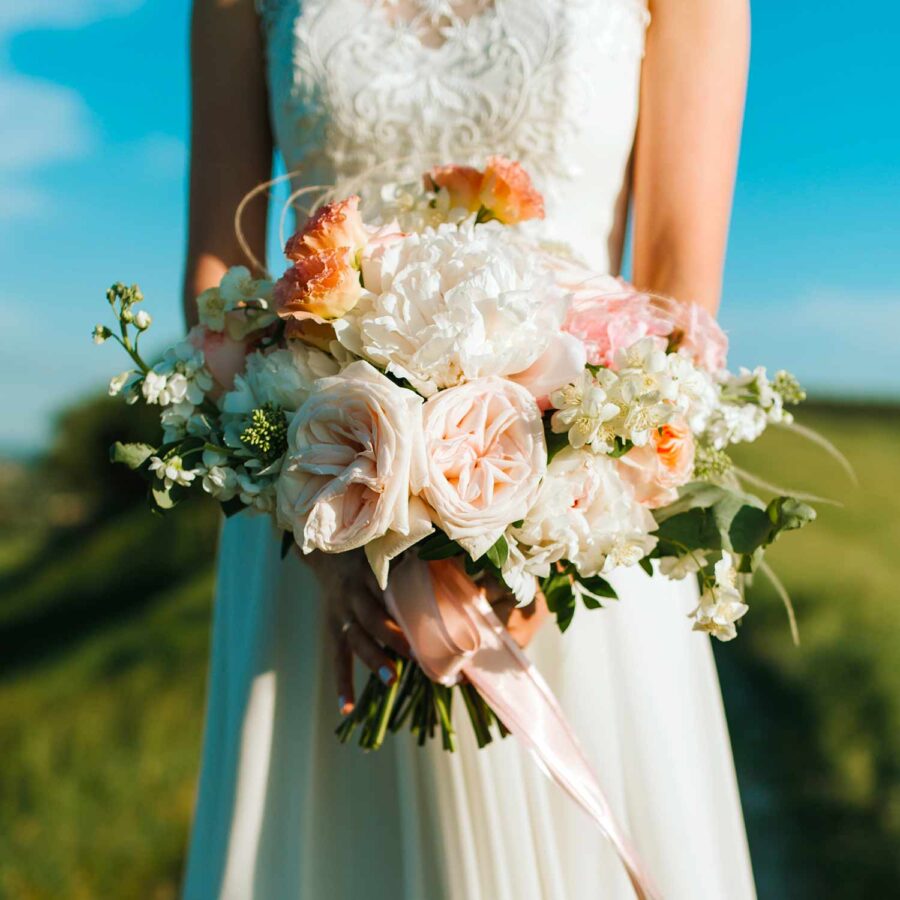 Букет невесты из пионов, роз и маттиолы