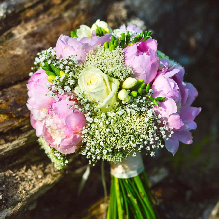 Букет невесты из розовых пионов, фрезии и роз
