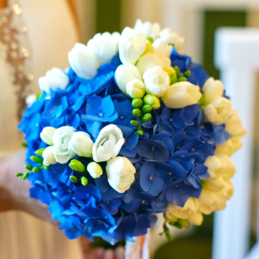 Букет невесты из синей гортензии и фрезии