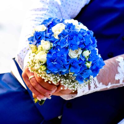 Букет невесты из синей гортензии, роз и гипсофилы