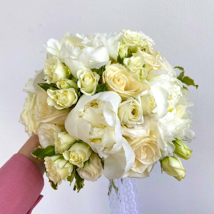 Букет невесты из белых роз и пионов