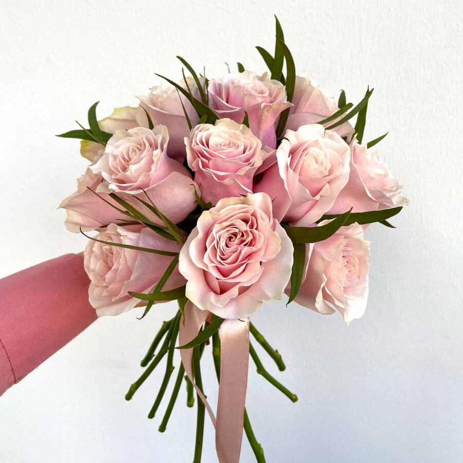 Букет невесты из розовых роз и эвкалипта