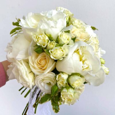 Букет невесты из белых роз и пионов