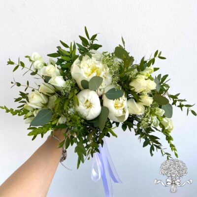 Букет невесты из белых пионов, роз и зелени