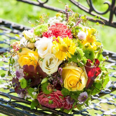Букет невесты из роз, хризантем и лизиантусов