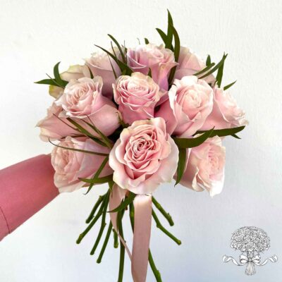 Букет невесты из розовых роз и эвкалипта