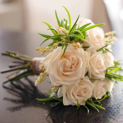 Букет невесты из 13 белых роз и зелени