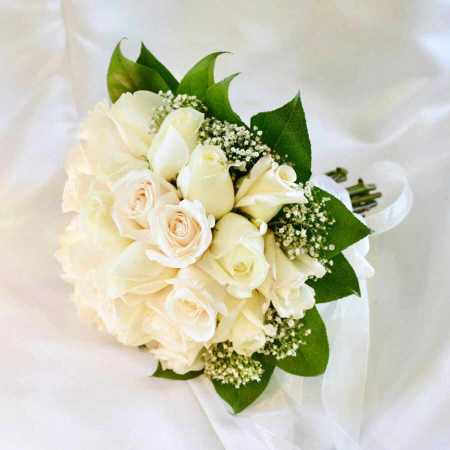 Букет невесты из 35 белых роз и гипсофилы