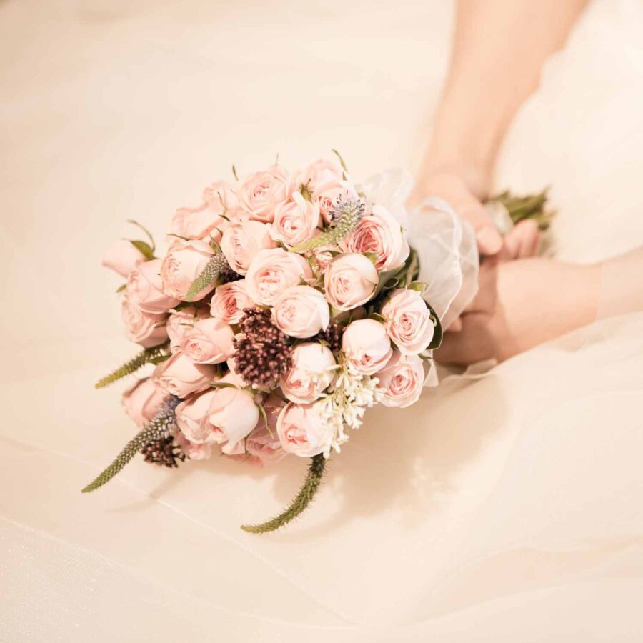 Букет невесты из 39 роз и зелени