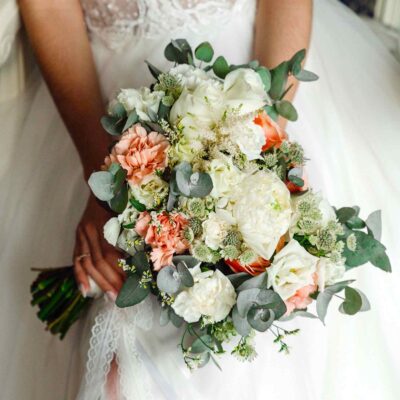 Букет невесты из белого пиона, гвоздик и роз