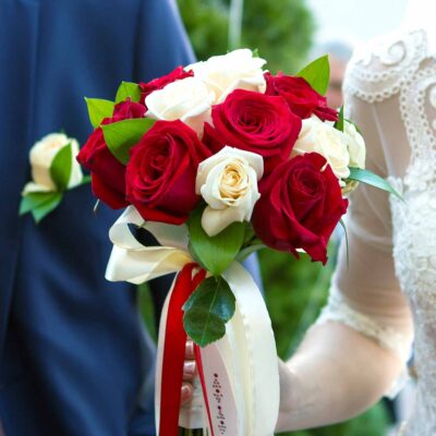 Букет невесты из белой и красной розы