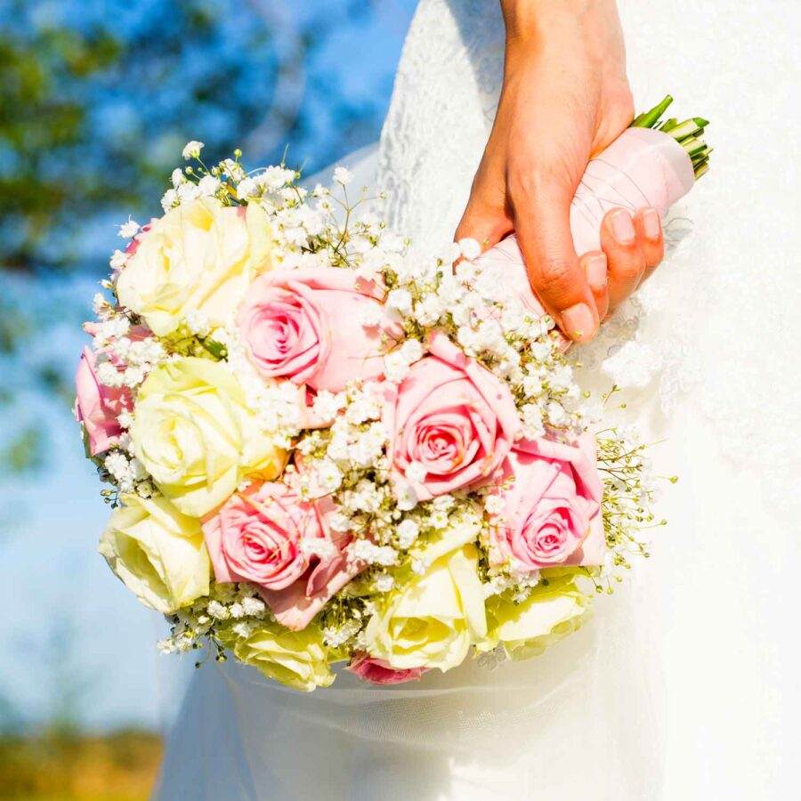 Букет невесты из белой и розовой розы