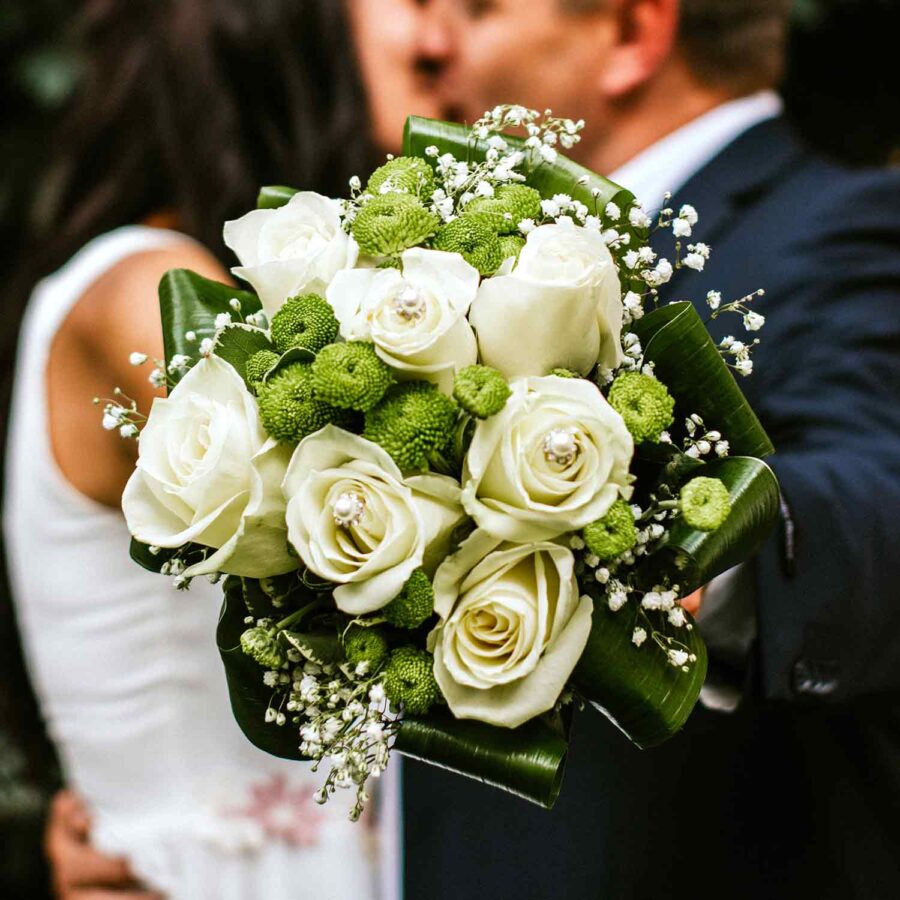 Букет невесты из белых роз и хризантем