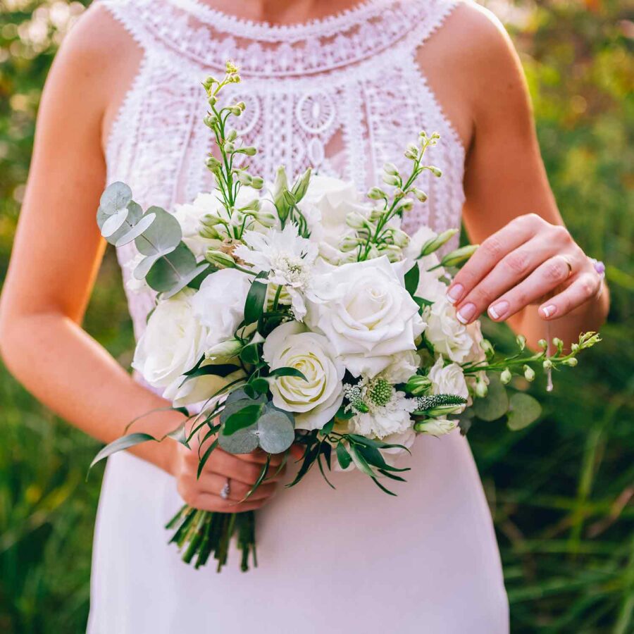 Букет невесты из белых роз и летних цветов