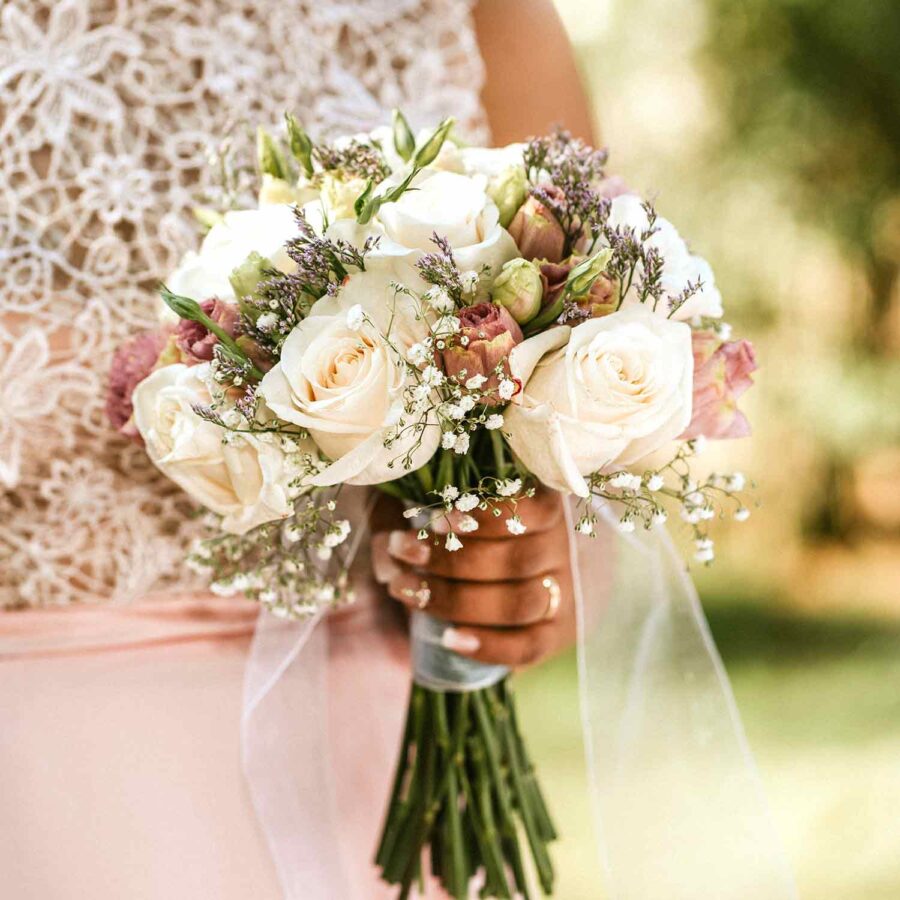 Букет невесты из белых роз, эустомы и зелени