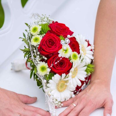 Букет невесты из гербер, роз и хризантем