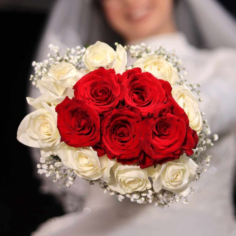Букет невесты из гипсофилы, белой и красной розы
