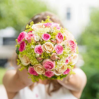Букет невесты из кустовых роз, гортензии и зелени