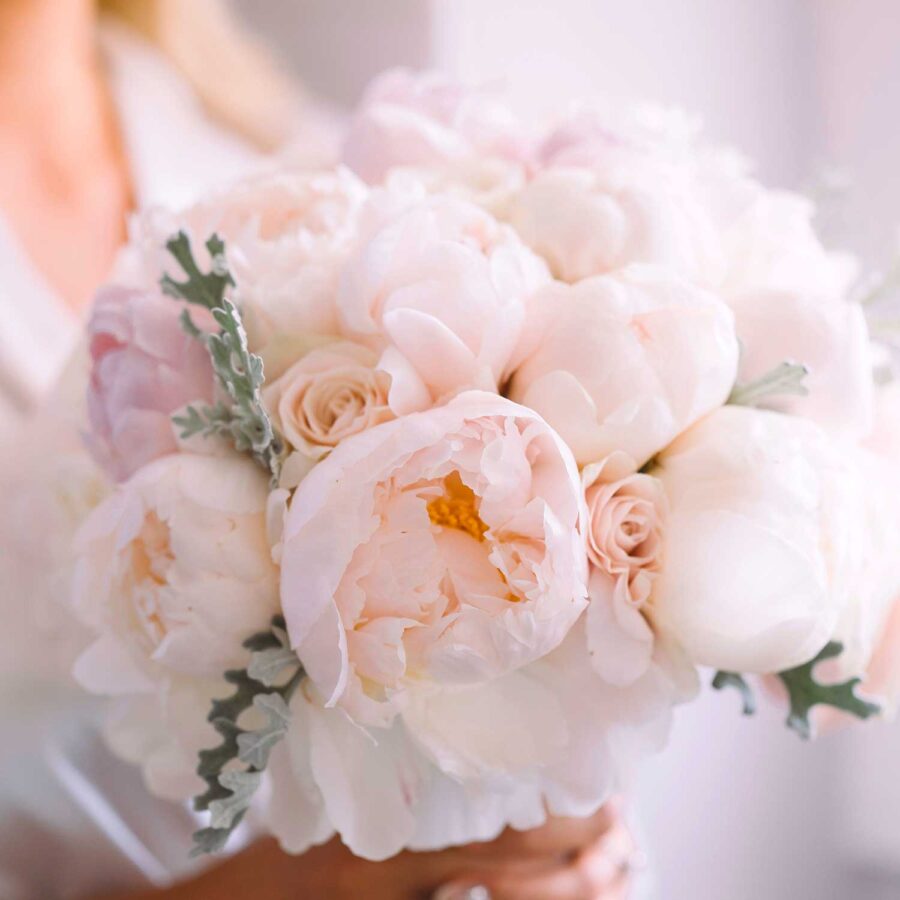 Букет невесты из нежных пионов и роз
