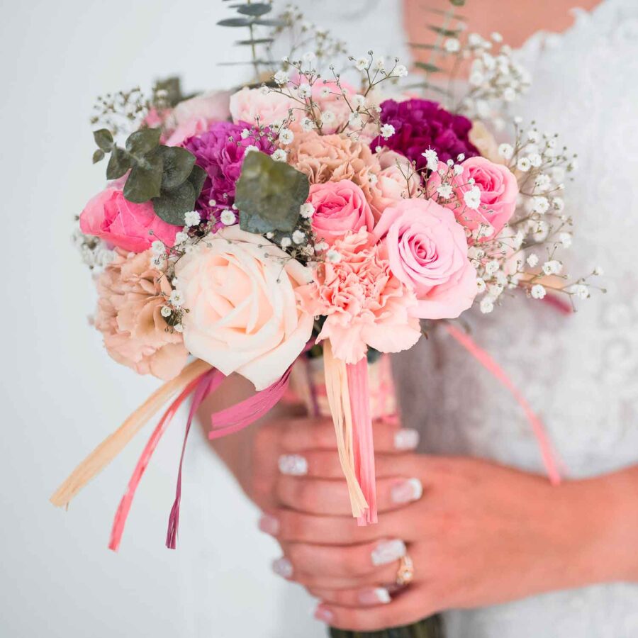 Букет невесты из разноцветных гвоздик и роз