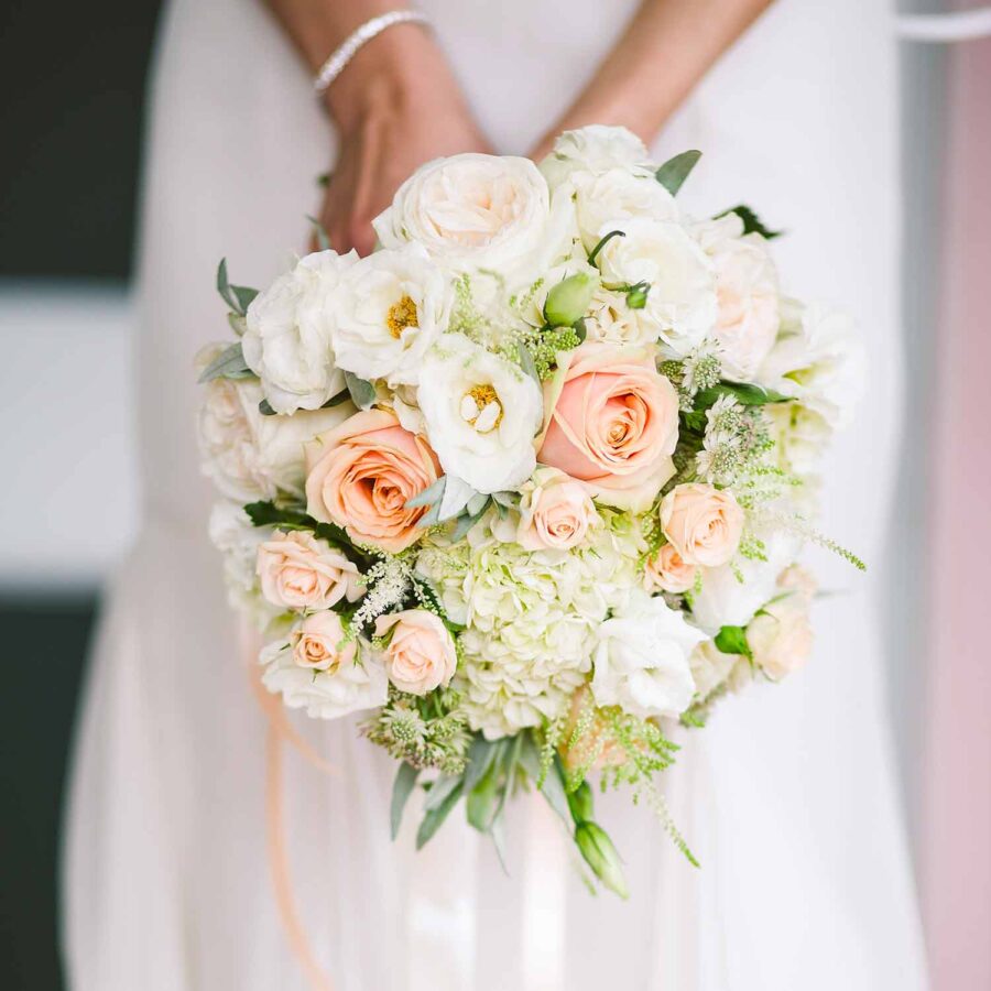 Букет невесты из роз и гортензии