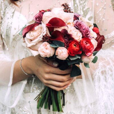 Букет невесты из роз, калл и ранункулюсов