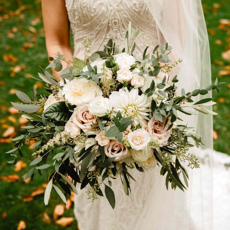 Букет невесты из роз, ранункулюсов и одноголовой хризантемы
