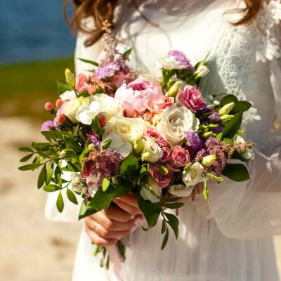 Букет невесты из розового пиона, роз и эустом