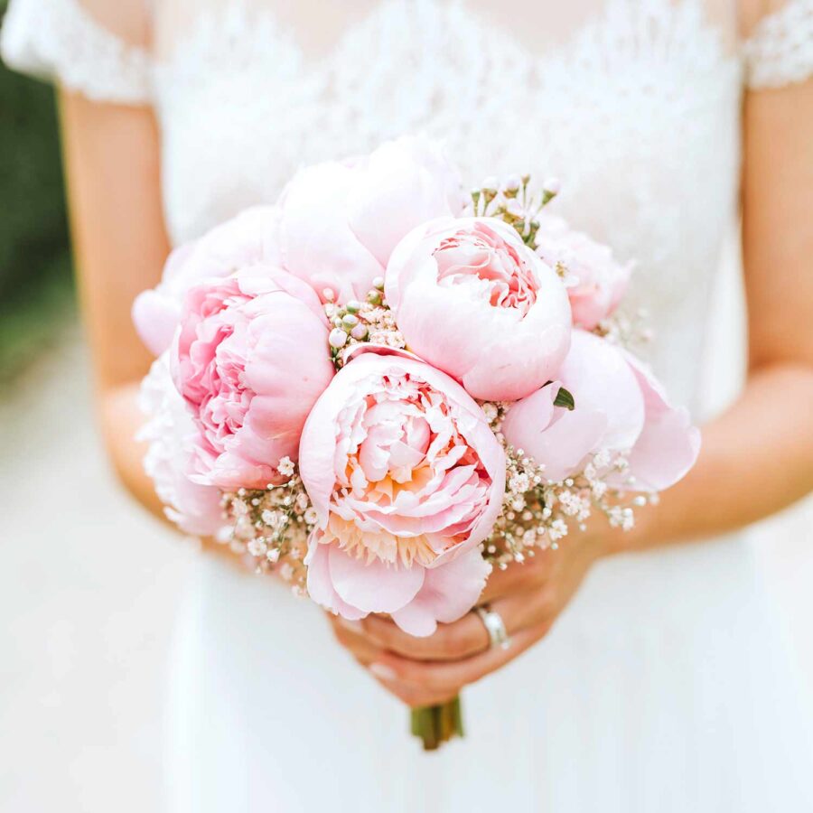 Букет невесты из розовых пионов и гипсофилы