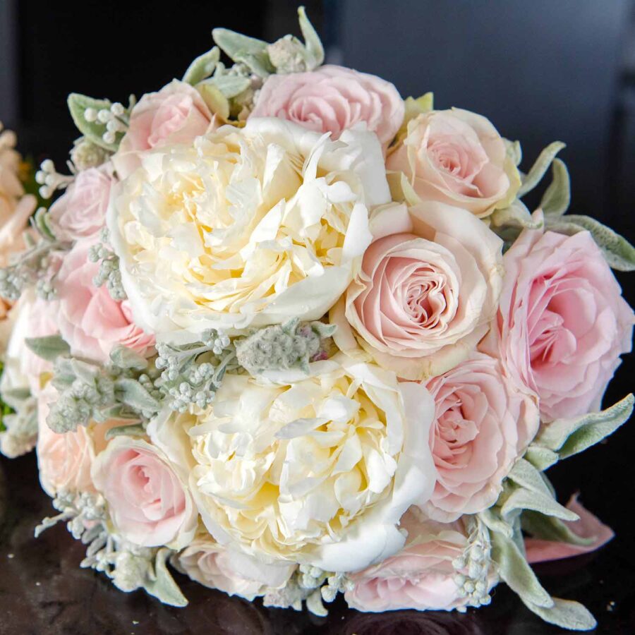 Букет невесты из розовых роз и двух пионов