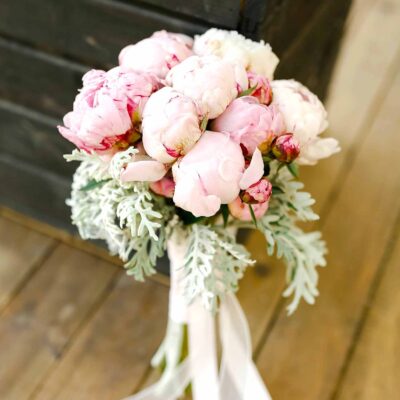 Букет невесты из розовых пионов и зелени
