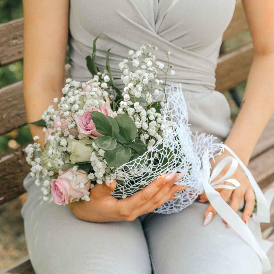 Букет невесты из бело-розовых роз и гипсофилы