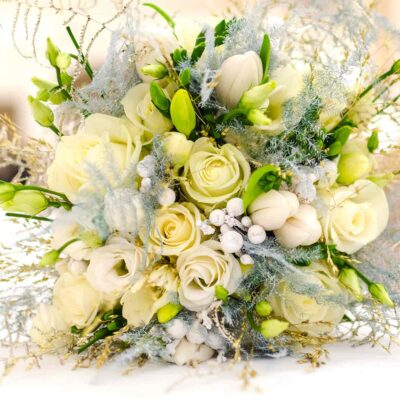 Букет невесты из белых роз, эустом и тюльпанов