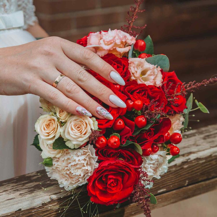 Букет невесты из красных роз, эустом и гвоздик