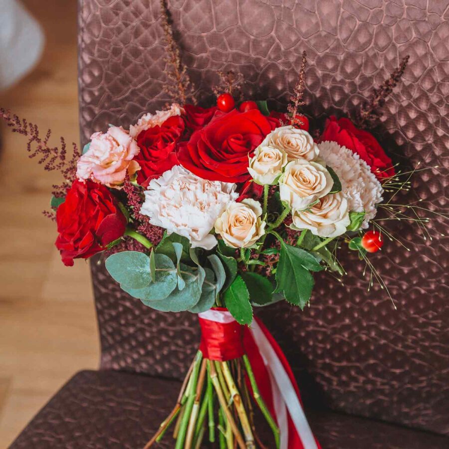 Букет невесты из красных роз, эустом и гвоздик