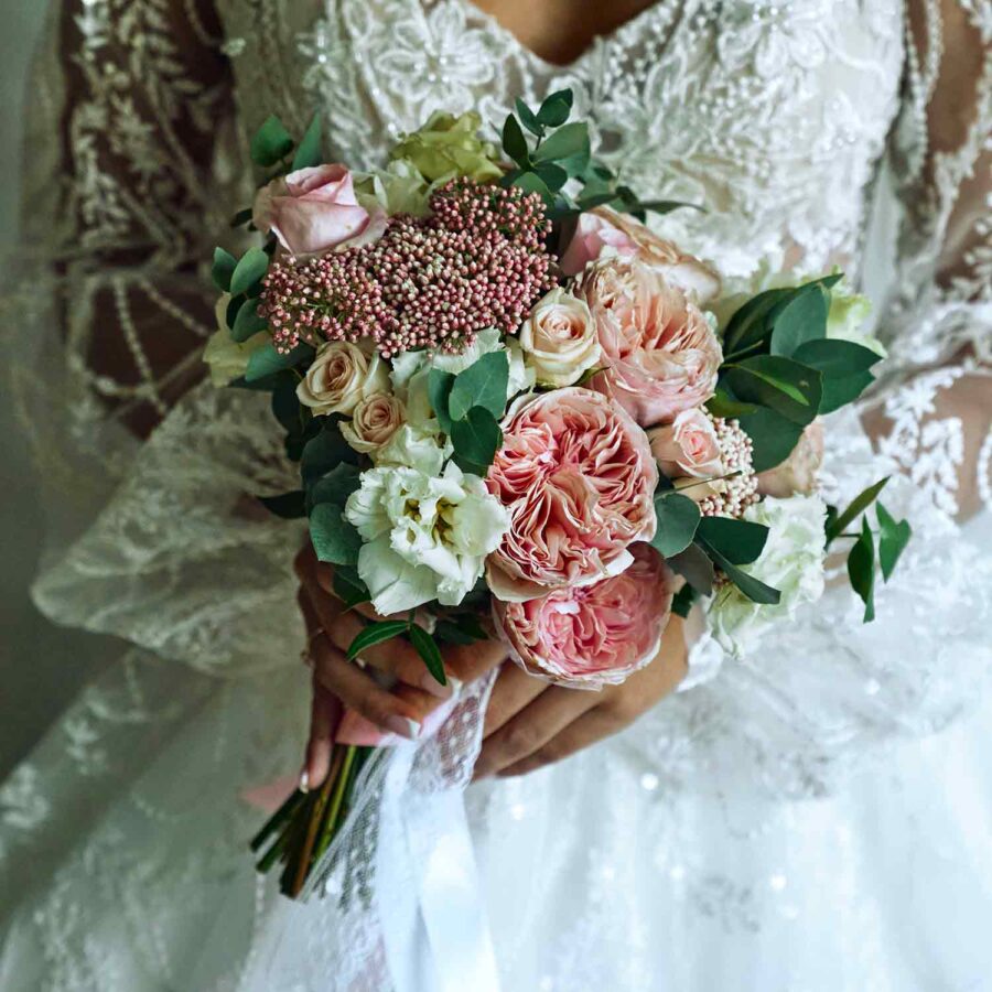 Букет невесты из пионовидных роз и лизиантуса