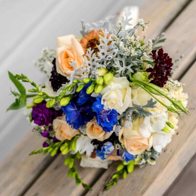 Букет невесты из роз, фрезии и сезонных цветов